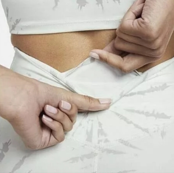 NIKE Women's Medium Dri-Fit One Luxe ResortMid-Rise 7/8 Legging DQ3593-394 - Picture 4 of 4